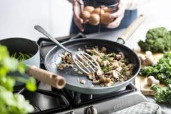 GreenPan Mayflower Koekenpannenset Ø 20cm + Ø 24cm + 1 Accessoire - Lichtblauw - Inductie - PFAS-vrij 23 GreenPan Mayflower Koekenpannenset Ø 20cm + Ø 24cm + 1 Accessoire - Lichtblauw - Inductie - PFAS-vrij -Greenpan Winkel 1200x800 5