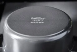 GreenPan Featherweights Braadpan 22cm - Zwart - Inductie - PFAS-vrij 15 GreenPan Featherweights Braadpan 22cm - Zwart - Inductie - PFAS-vrij -Greenpan Winkel 1200x823